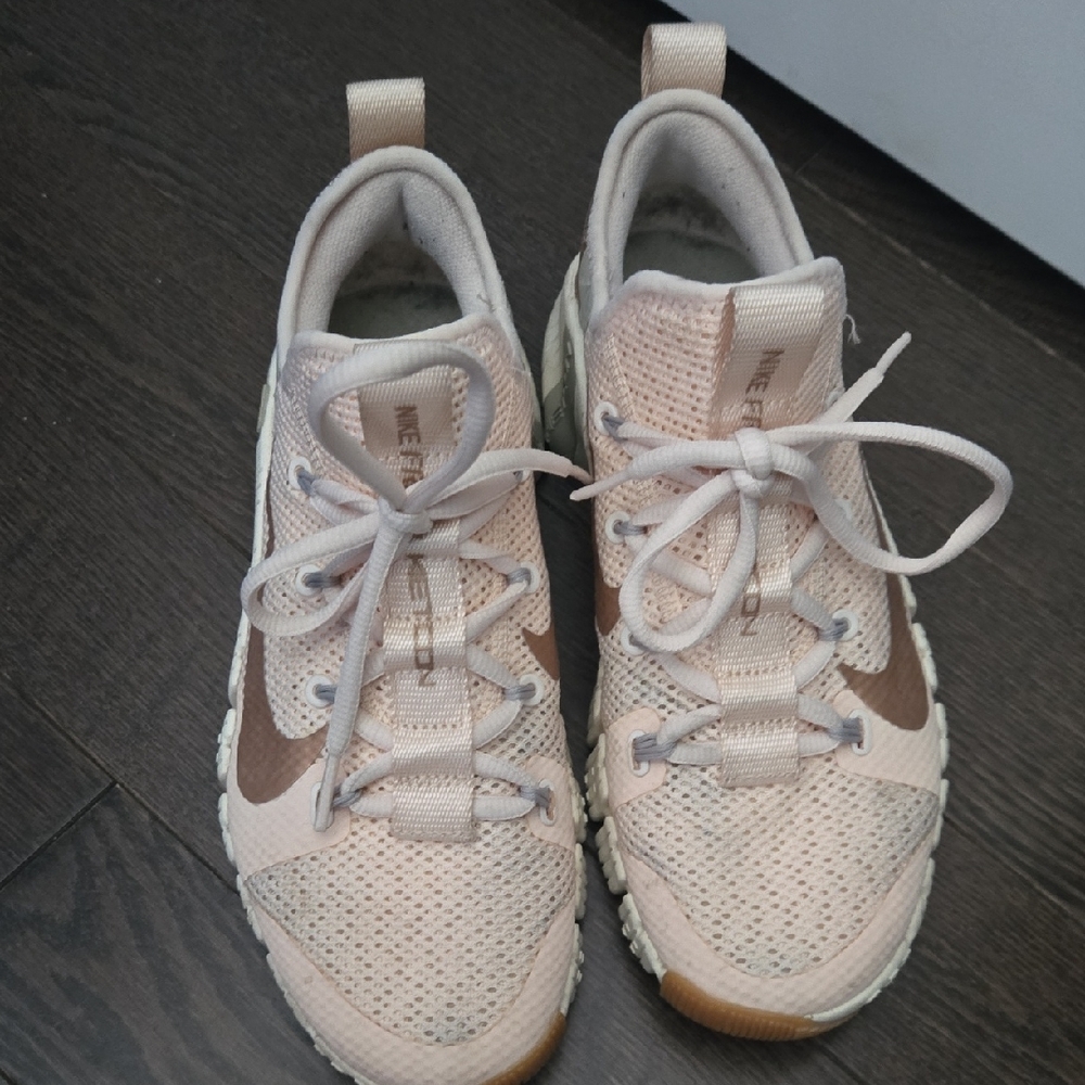 Nike Women's Sneakers in Light Pink and Brown